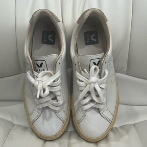 Preowned Esplar Veja, Leather, White, Women’s size 5/36.